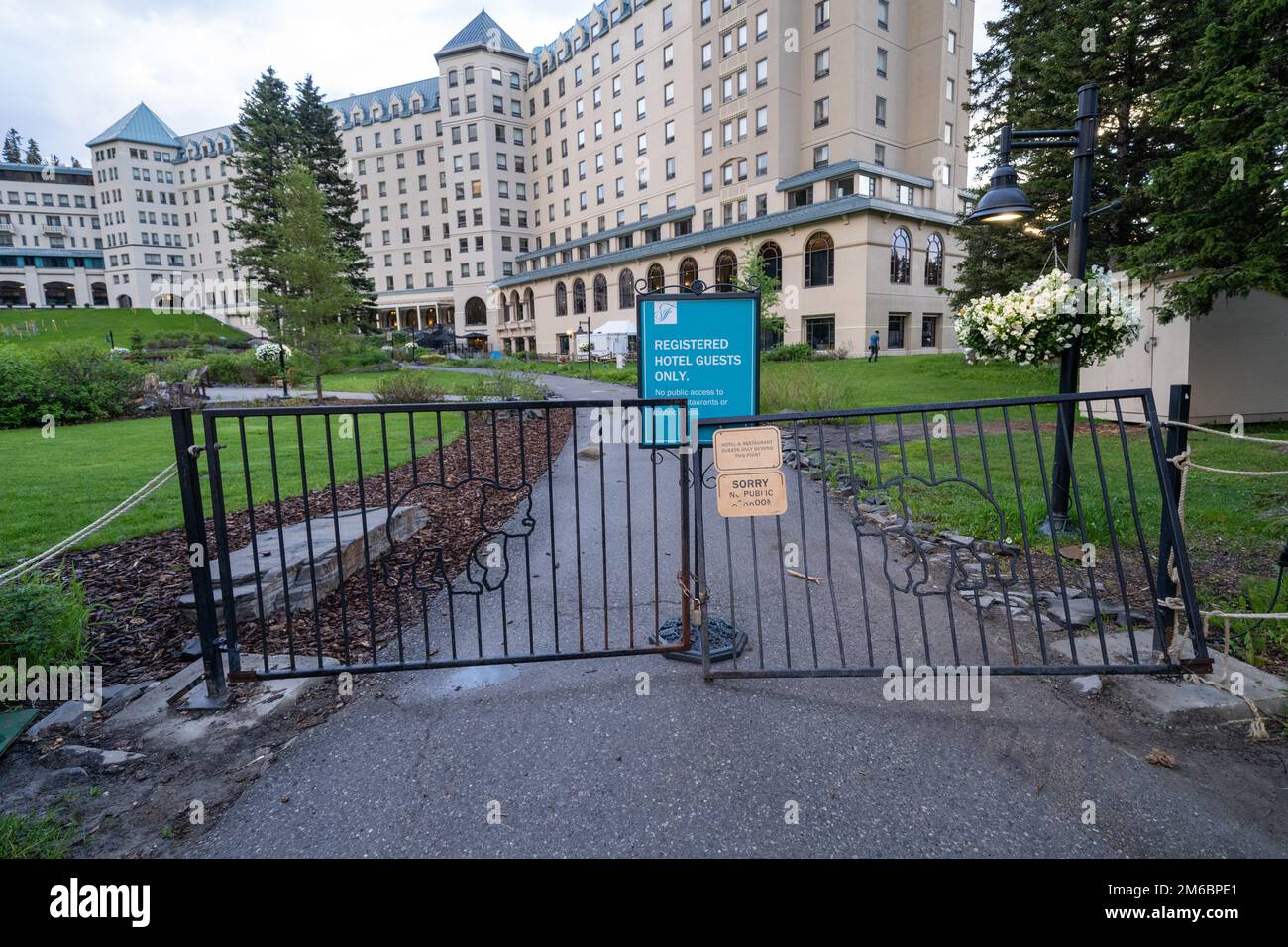 Lago Louise, Alberta, Canada - 9 luglio 2022: L'ingresso al Fairmont Chateau Lake Louise è chiuso e recintato, solo gli ospiti registrati possono entrare Foto Stock