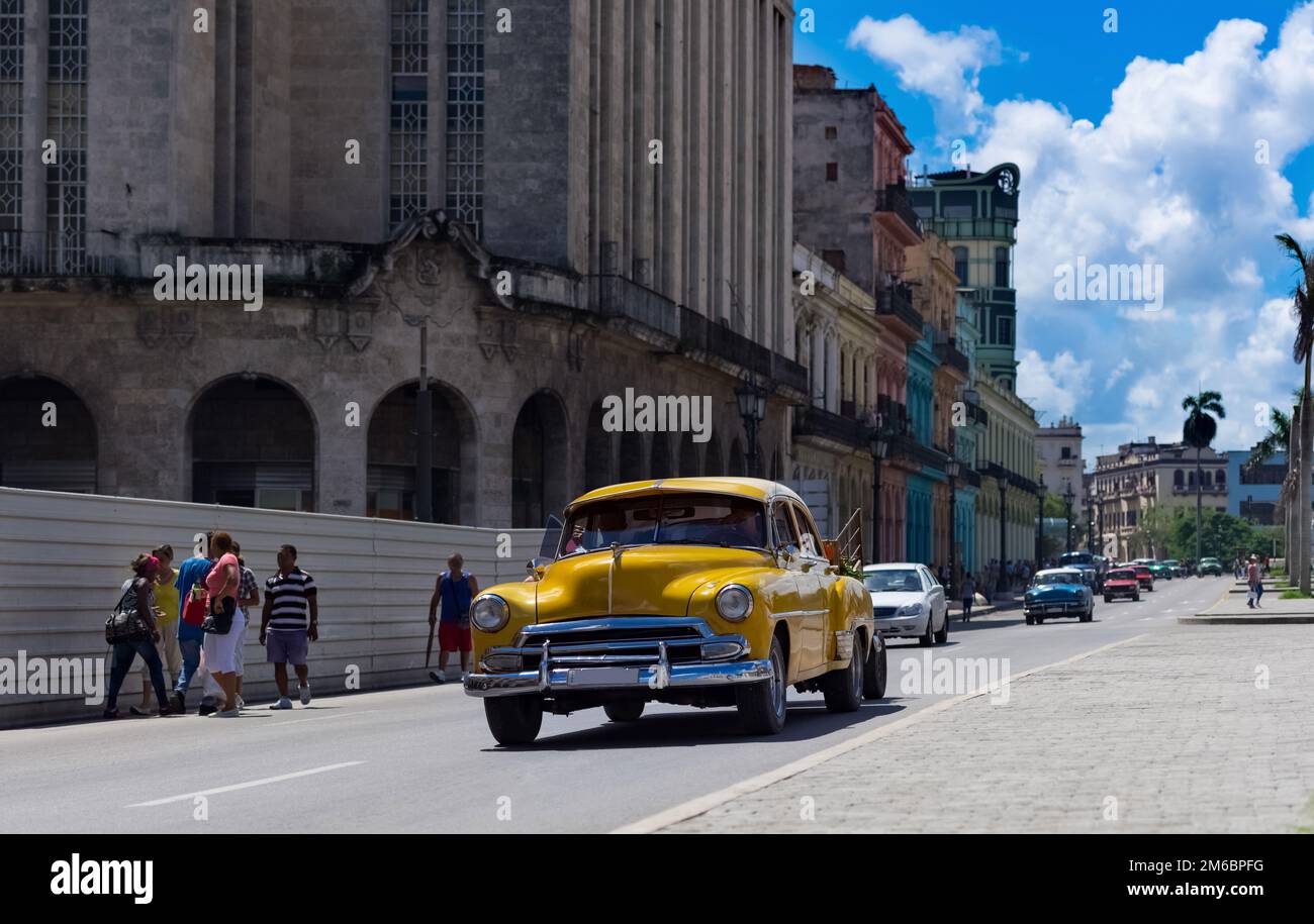 Auto d'epoca gialla americana nella città vecchia da l'Avana Cuba Foto Stock