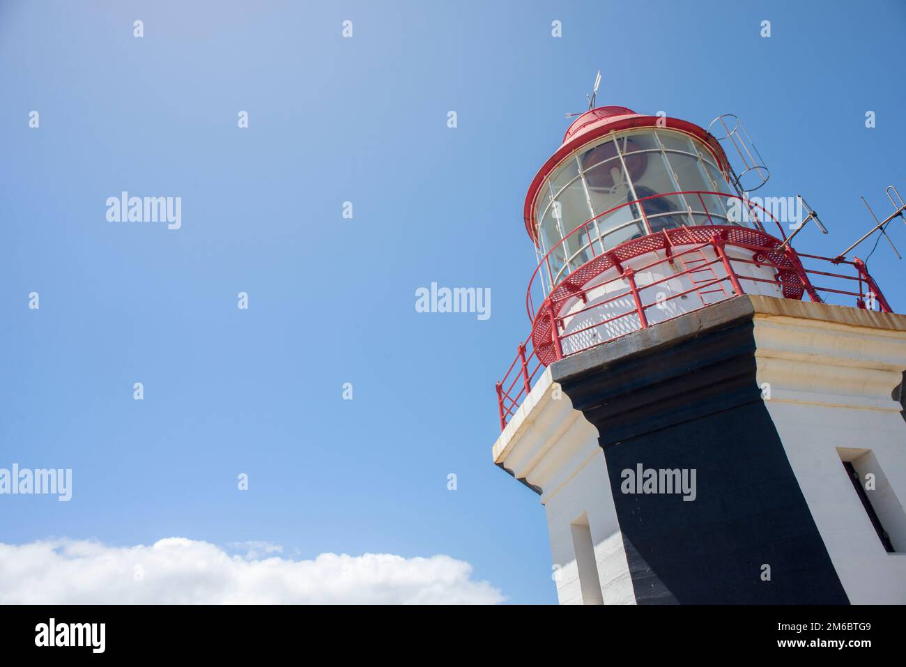 Cima del faro nel cielo blu Foto Stock