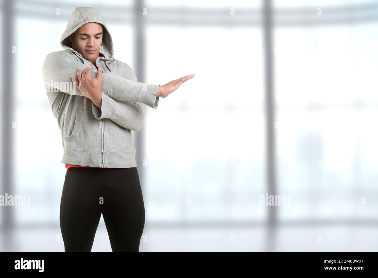 Fit Man allunga il braccio Foto Stock