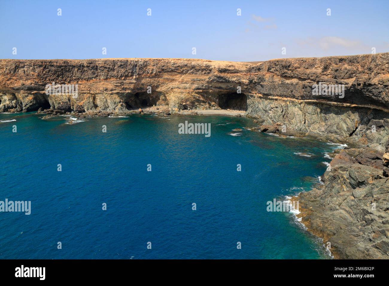 Grotte vulcaniche nere sulla costa vicino Ajuy villaggio, Fuerteventura Foto Stock