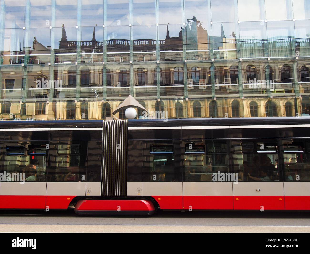 Trasporti pubblici treno attraverso il centro di Praga Foto Stock
