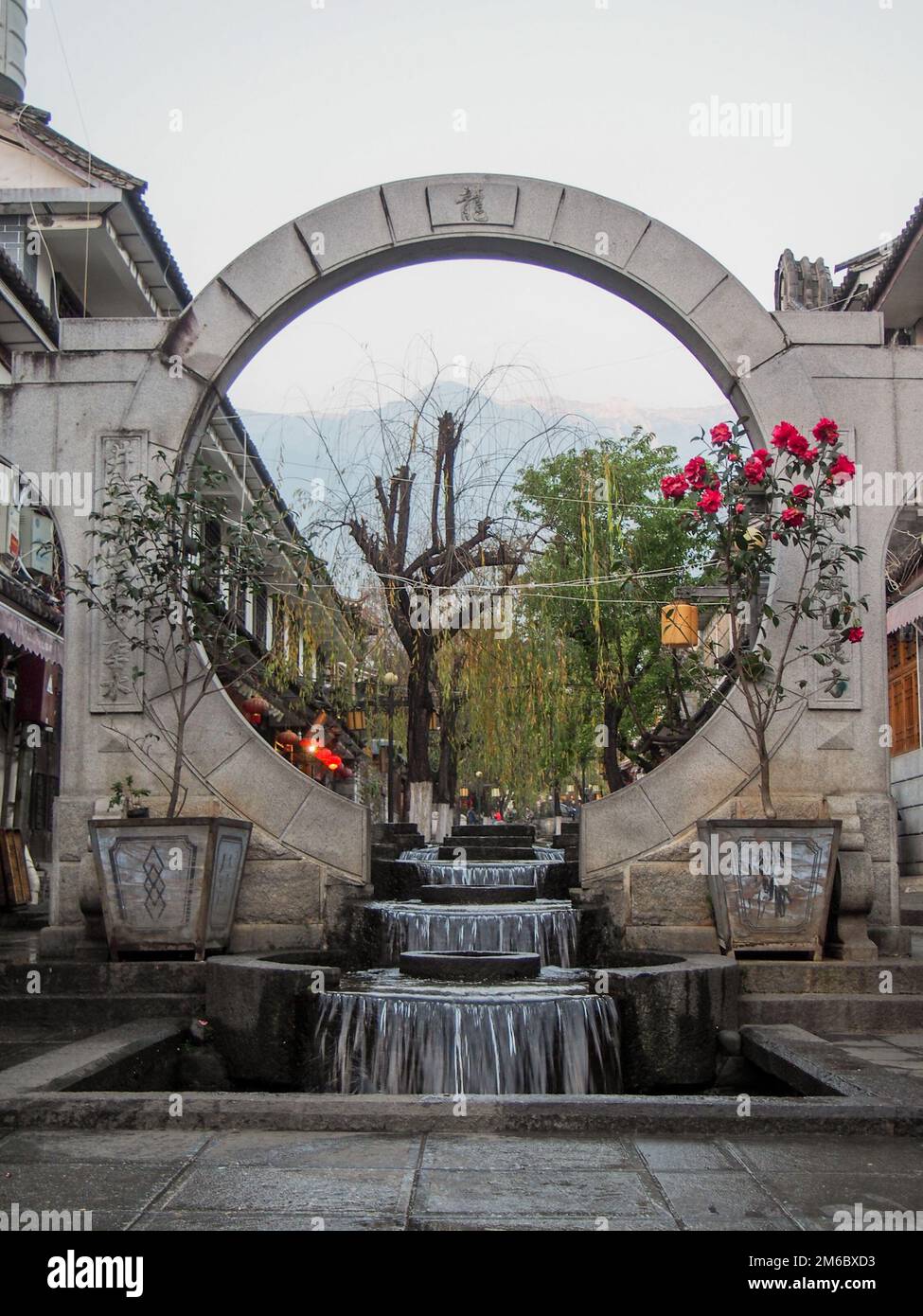 Fontana circolare nella città vecchia di Dali Yunnan Cina Foto Stock