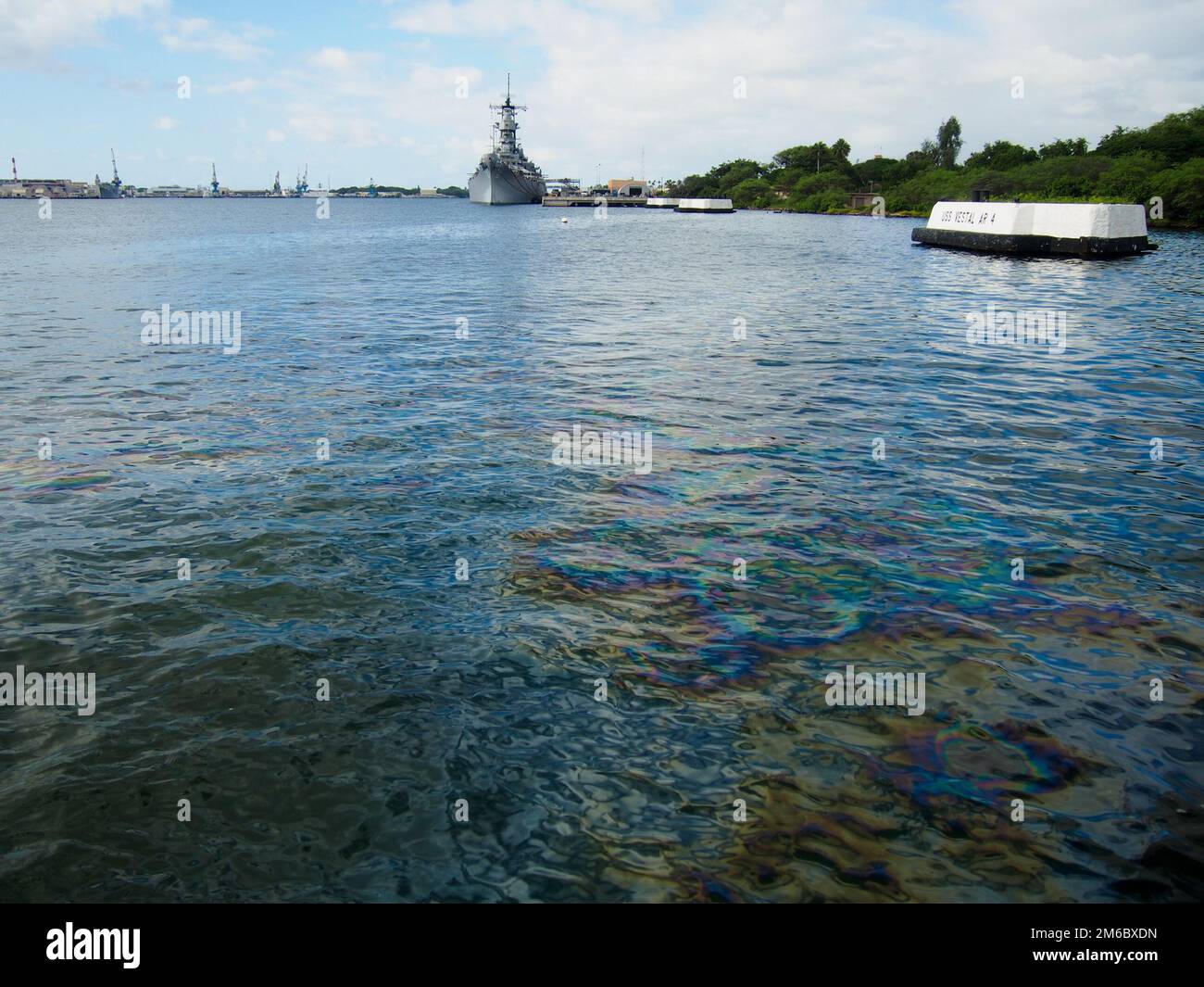 Petrolio sull'acqua all'Arizona Memorial a Oahu Hawaii Foto Stock