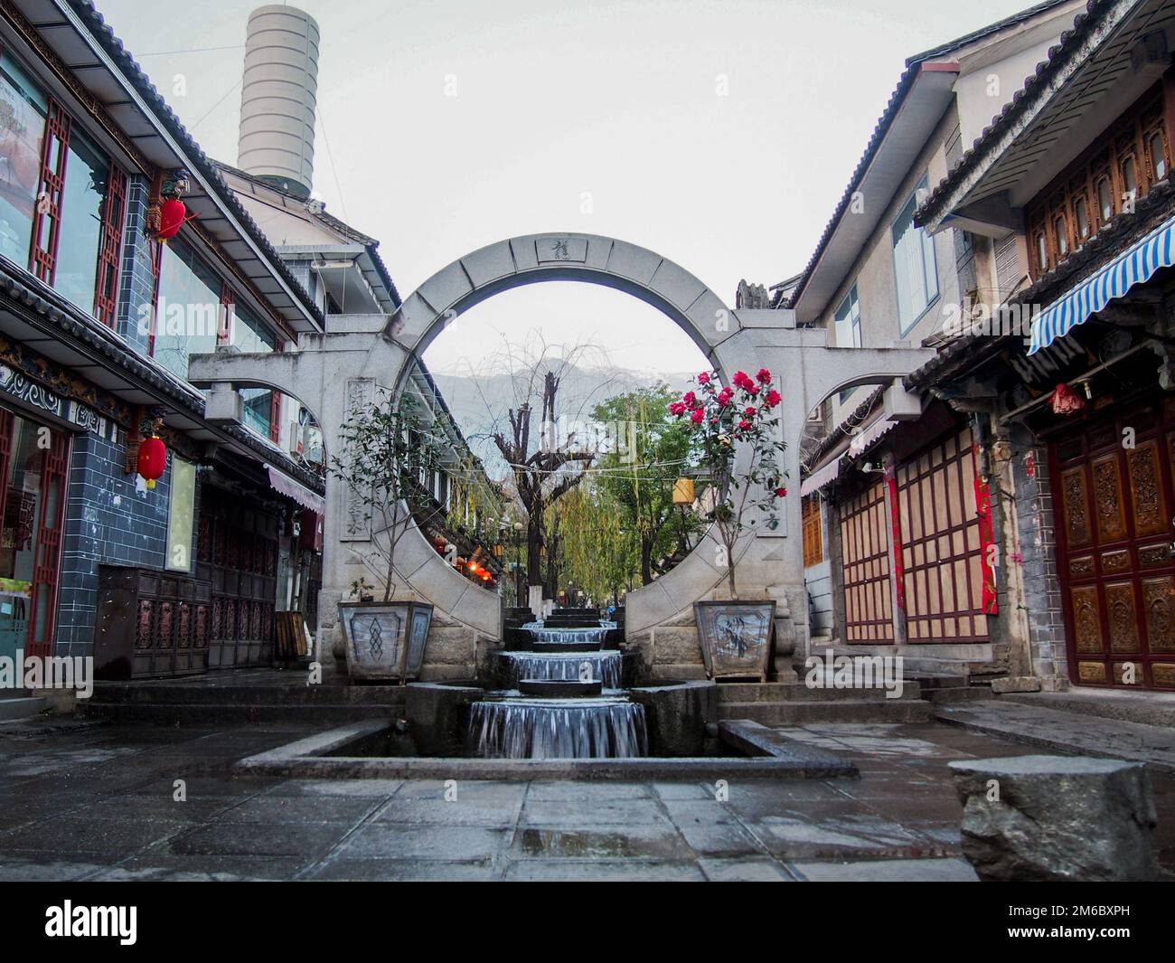 Fontana circolare nella città vecchia di Dali Yunnan Cina Foto Stock