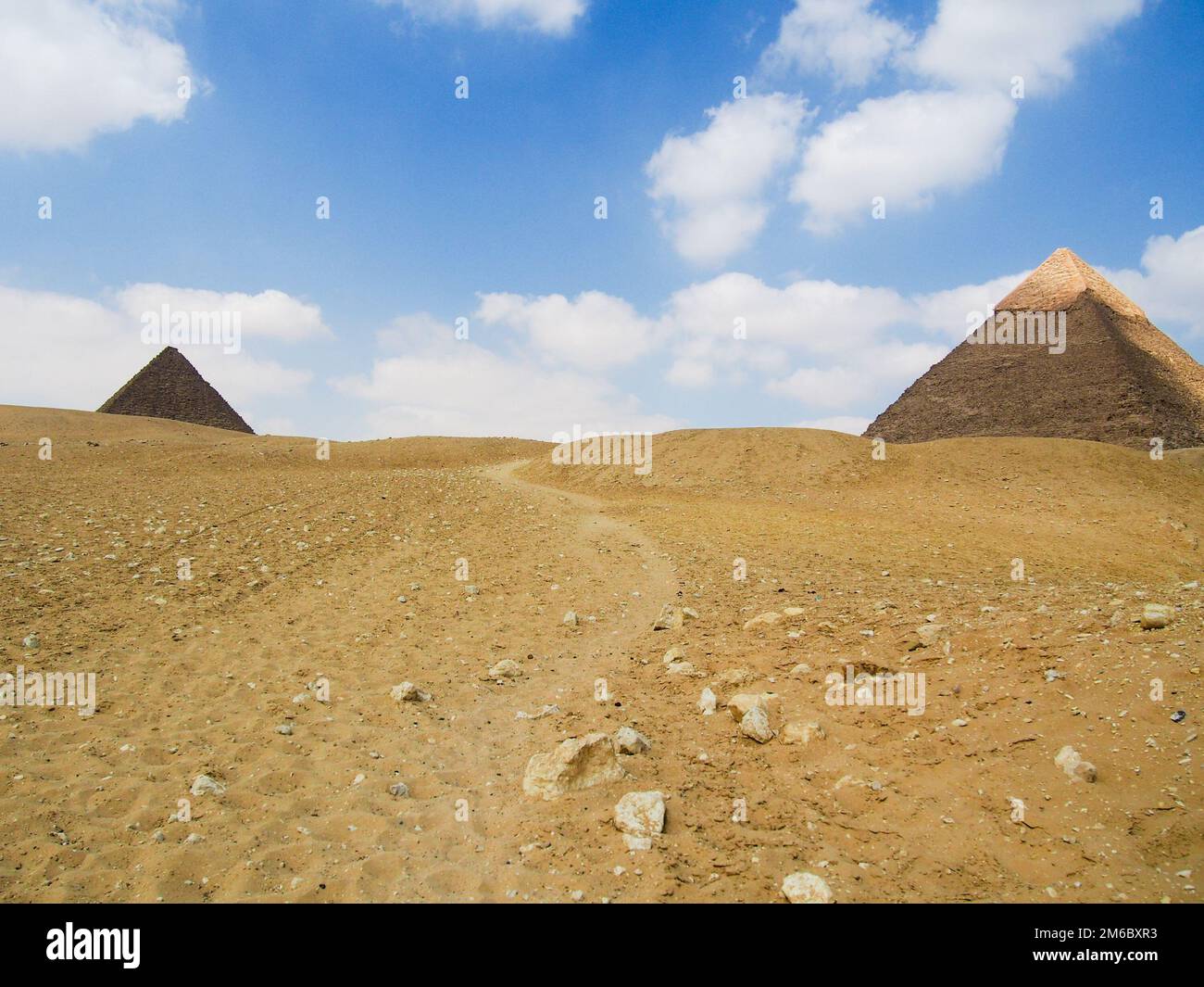 Percorso attraverso il deserto tra le grandi piramidi di Giza Foto Stock