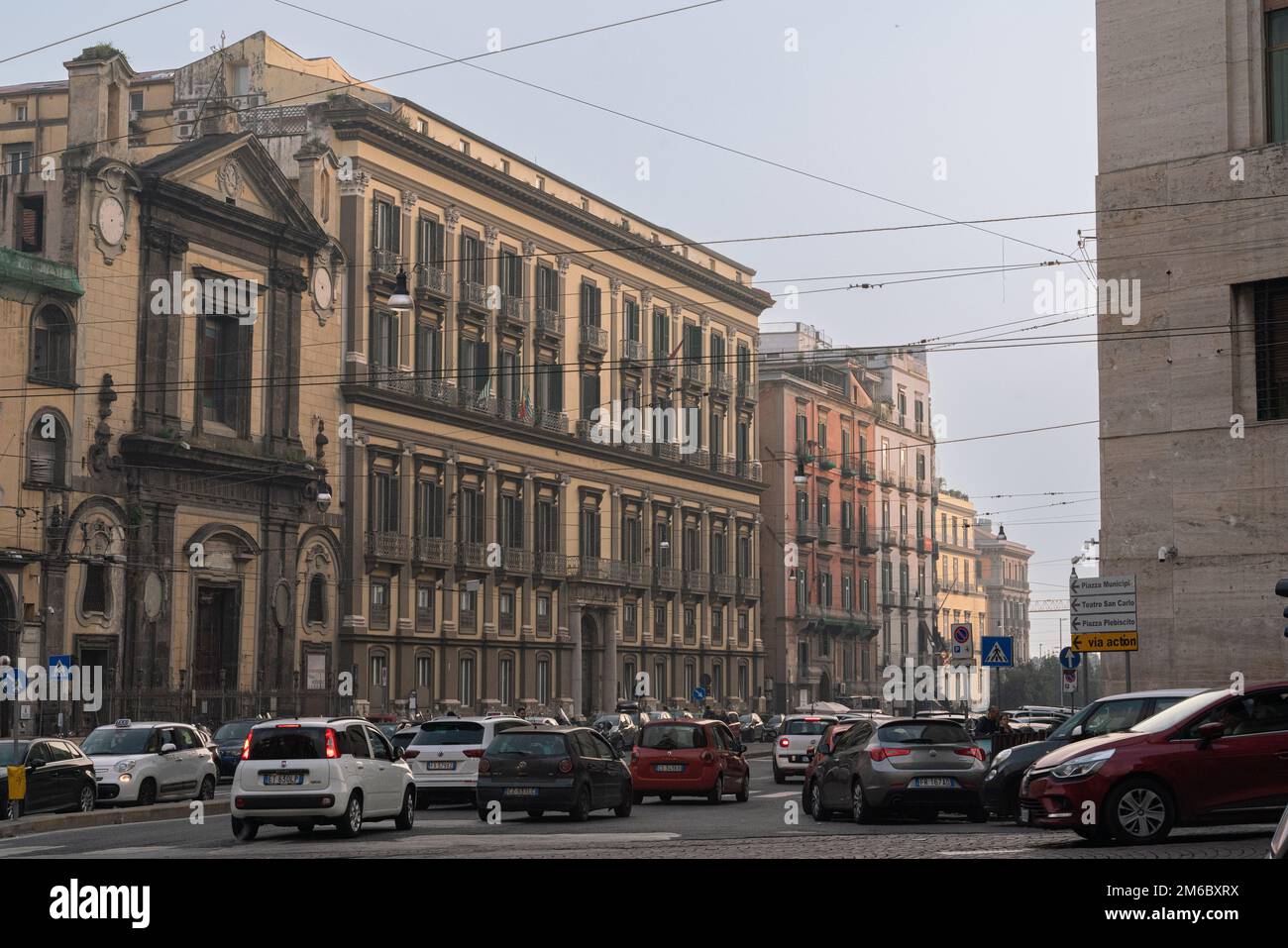 Via Medina, verso Municipio, Napoli, Italia Foto Stock