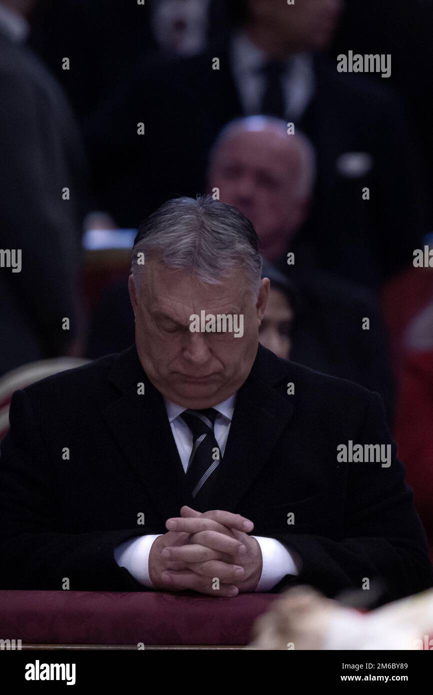 Città del Vaticano, Vaticano, 3 gennaio 2023. Il primo Ministro ungherese Viktor Orban rende omaggio al compianto Papa emerito Benedetto XVI a San Basilica di Pietro in Vaticano. Maria Grazia Picciarella/Alamy Live News Foto Stock