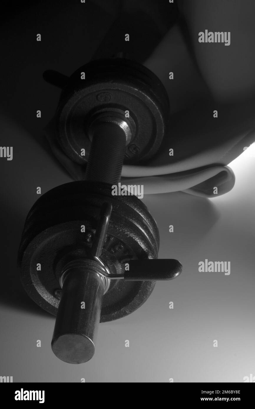 Manubri collassabili primo piano in bianco e nero Foto Stock