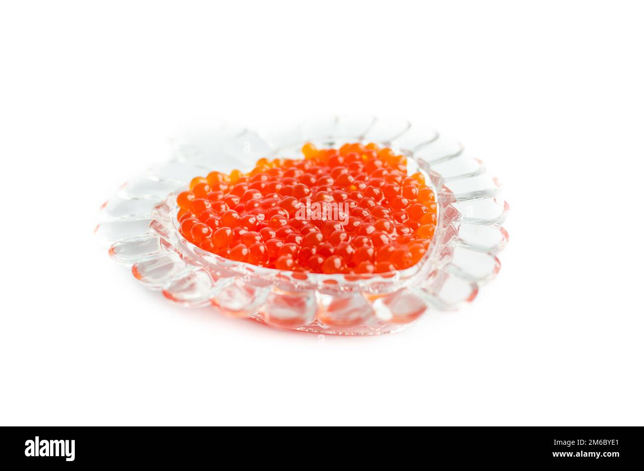 Caviale rosso su una platte, isolato su sfondo bianco, primo piano Foto Stock