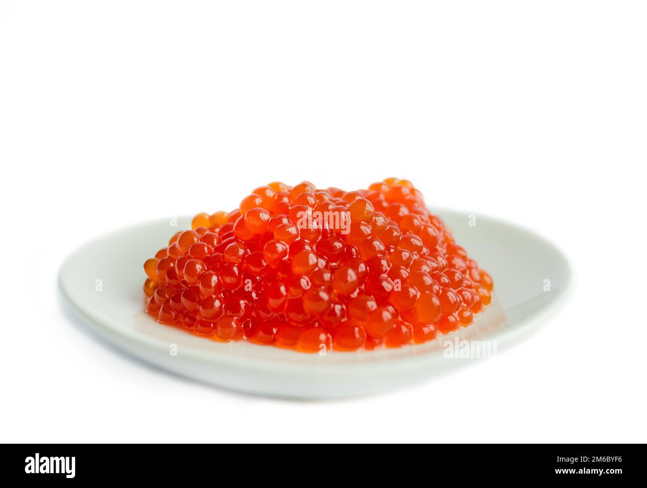 Caviale rosso in un cucchiaio, fondo bianco isolato, primo piano Foto Stock