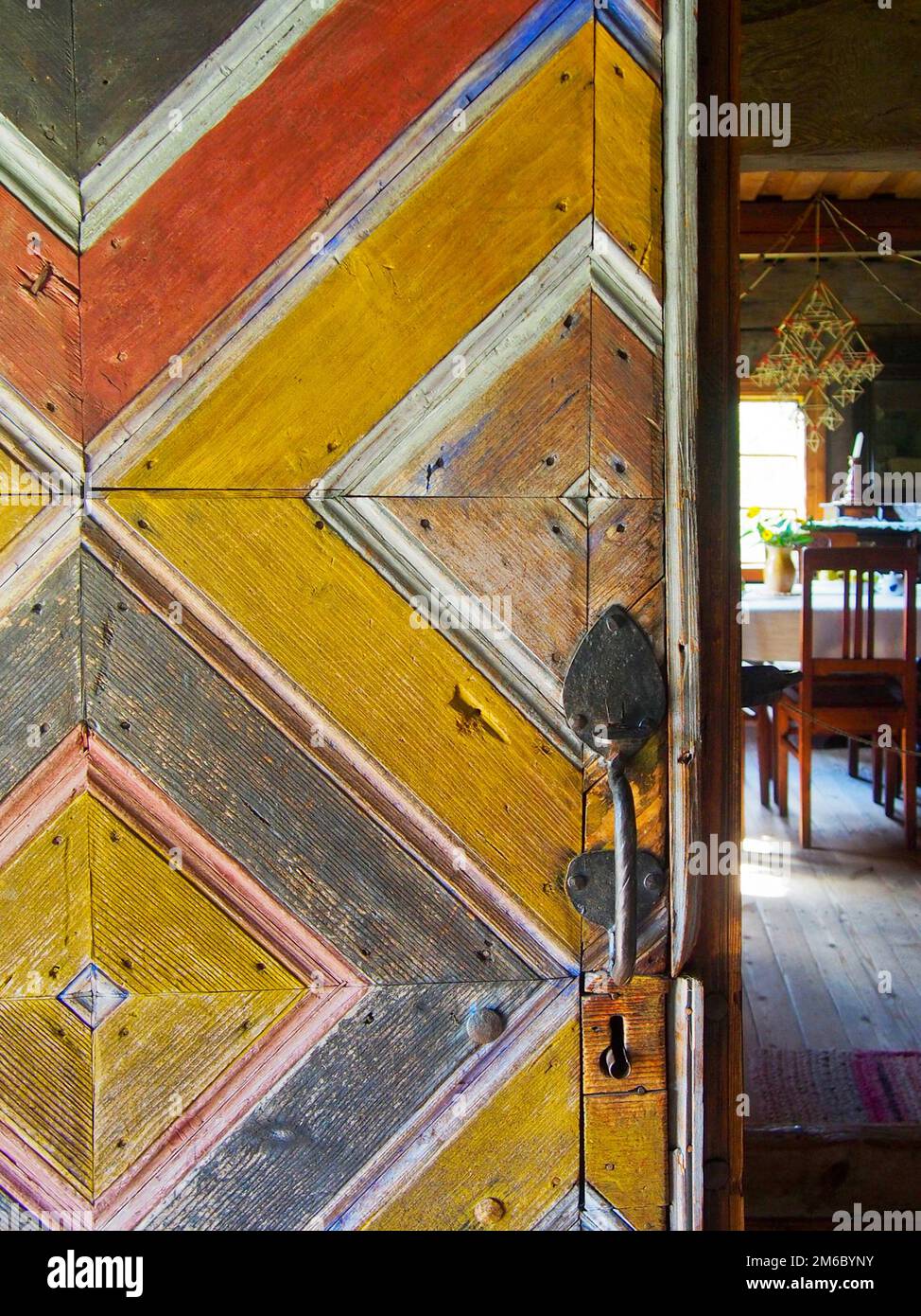 Modello dipinto su rustico porta di legno Foto Stock