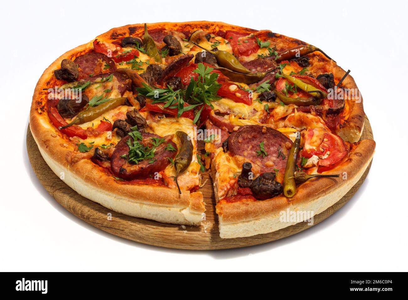 Pizza con salsiccia, funghi e peperoncino. Foto Stock