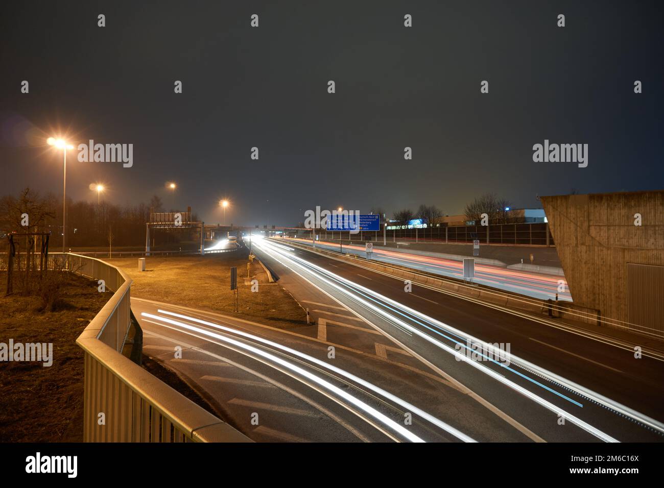 Autostrada di notte con lighttrails Foto Stock