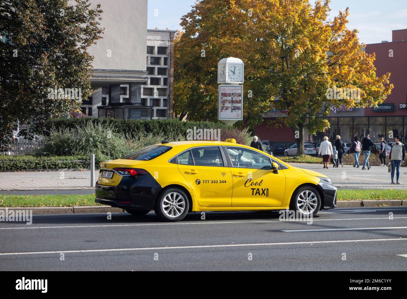 HAVIROV, REPUBBLICA CECA - 7 OTTOBRE 2022: Toyota Corolla Sedan di Cool Taxi servizio a Havirov Foto Stock