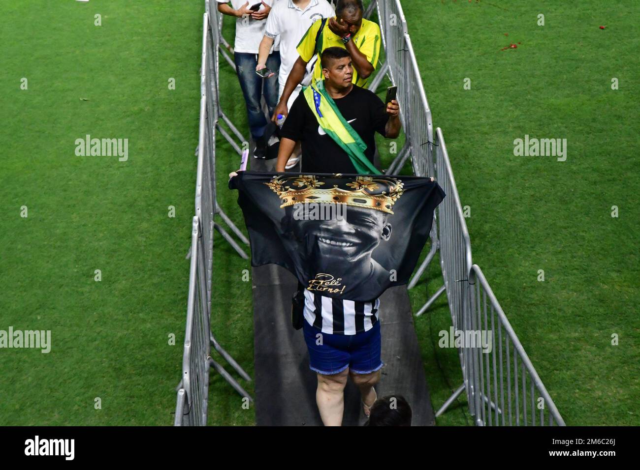 SANTOS, SP - GENNAIO 2: Fan con le bandiere di Pele rende omaggio alla leggenda del calcio pelé durante il suo funerale allo Stadio Vila Belmiro il 2 Gennaio 2023 a Santos, Brasile. La leggenda del calcio brasiliano è passata via dal cancro. (Foto di Leandro Bernardes/PxImages) Foto Stock