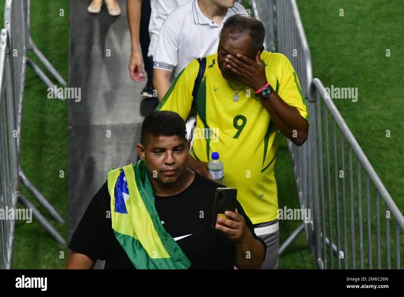 SANTOS, SP - GENNAIO 2: Il tifoso grida durante il funerale Pelé, leggenda del calcio, allo Stadio Vila Belmiro il 2 Gennaio 2023 a Santos, Brasile. La leggenda del calcio brasiliano è passata via dal cancro. (Foto di Leandro Bernardes/PxImages) Foto Stock