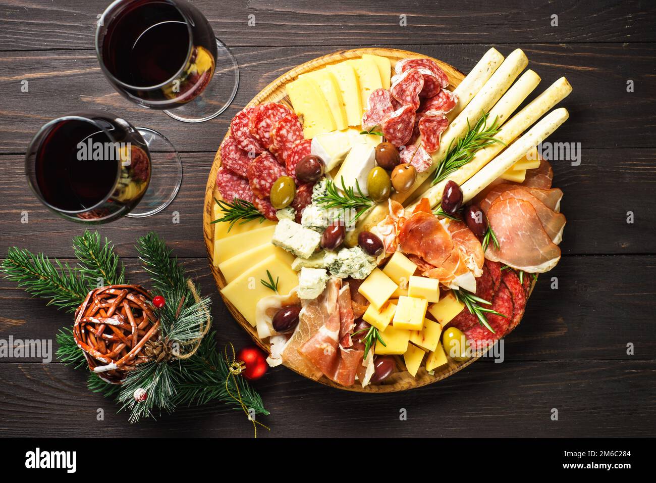 Antipasto con assortimento di jamon, salumi e formaggi con decorazioni  natalizie Foto stock - Alamy