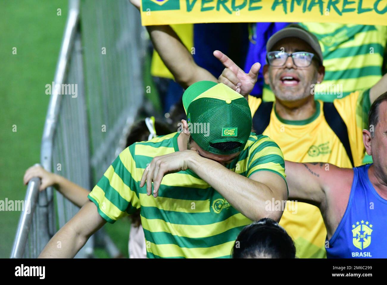 SANTOS, SP - GENNAIO 2: Il tifoso grida durante il funerale Pelé, leggenda del calcio, allo Stadio Vila Belmiro il 2 Gennaio 2023 a Santos, Brasile. La leggenda del calcio brasiliano è passata via dal cancro. (Foto di Leandro Bernardes/PxImages) Foto Stock