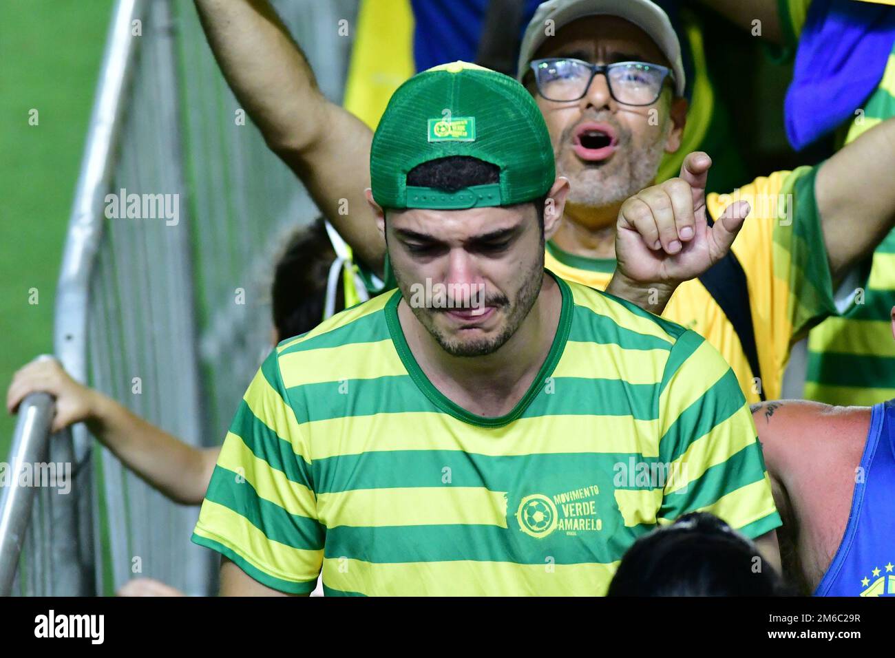 SANTOS, SP - GENNAIO 2: Il tifoso grida durante il funerale Pelé, leggenda del calcio, allo Stadio Vila Belmiro il 2 Gennaio 2023 a Santos, Brasile. La leggenda del calcio brasiliano è passata via dal cancro. (Foto di Leandro Bernardes/PxImages) Foto Stock