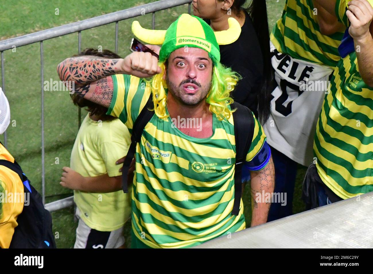SANTOS, SP - GENNAIO 2: I tifosi cantano per rendere omaggio alla leggenda del calcio pelé durante i suoi funerali allo stadio Vila Belmiro il 2 Gennaio 2023 a Santos, Brasile. La leggenda del calcio brasiliano è passata via dal cancro. (Foto di Leandro Bernardes/PxImages) Foto Stock