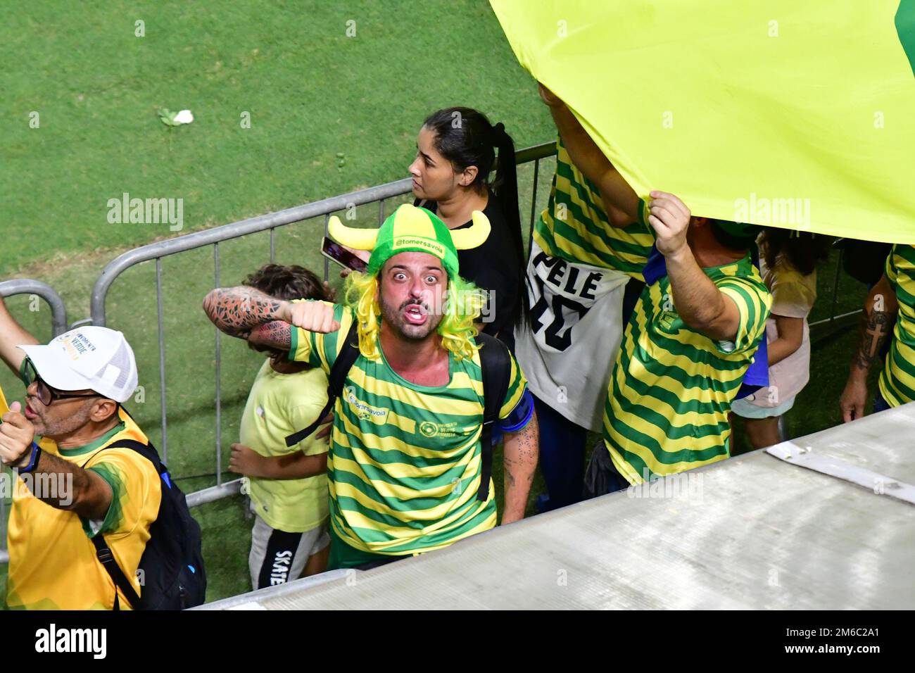 SANTOS, SP - GENNAIO 2: I tifosi cantano per rendere omaggio alla leggenda del calcio pelé durante i suoi funerali allo stadio Vila Belmiro il 2 Gennaio 2023 a Santos, Brasile. La leggenda del calcio brasiliano è passata via dal cancro. (Foto di Leandro Bernardes/PxImages) Foto Stock