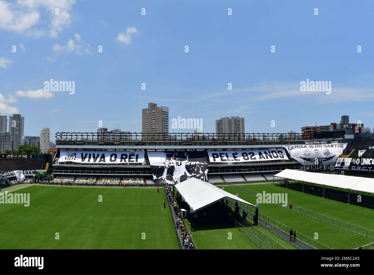 SANTOS, SP - GENNAIO 2: I tifosi fanno la coda per rendere omaggio al compianto mito del calcio Pelé durante i suoi funerali allo Stadio Vila Belmiro il 2 Gennaio 2023 a Santos, Brasile. La leggenda del calcio brasiliano è passata via dal cancro. (Foto di Leandro Bernardes/PxImages) Foto Stock