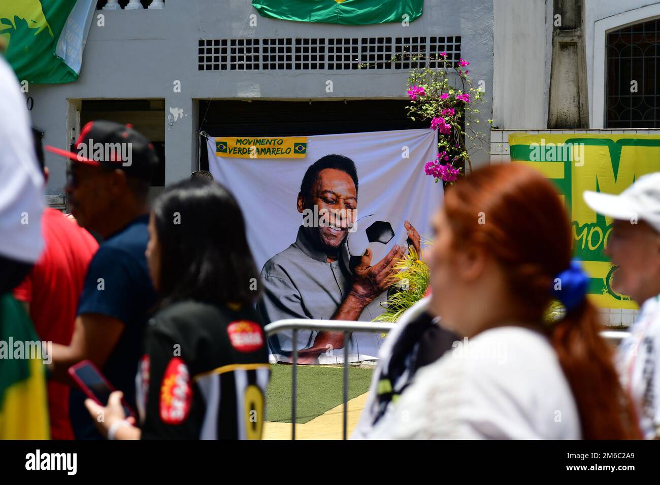 SANTOS, SP - GENNAIO 2: Una bandiera di Pele è visto mentre i tifosi in coda aspettano di pagare i loro rispetti al tardo calcio leggenda Pelé durante il suo funerale allo Stadio Vila Belmiro il 2 gennaio 2023 a Santos, Brasile. La leggenda del calcio brasiliano è passata via dal cancro. (Foto di Leandro Bernardes/PxImages) Foto Stock