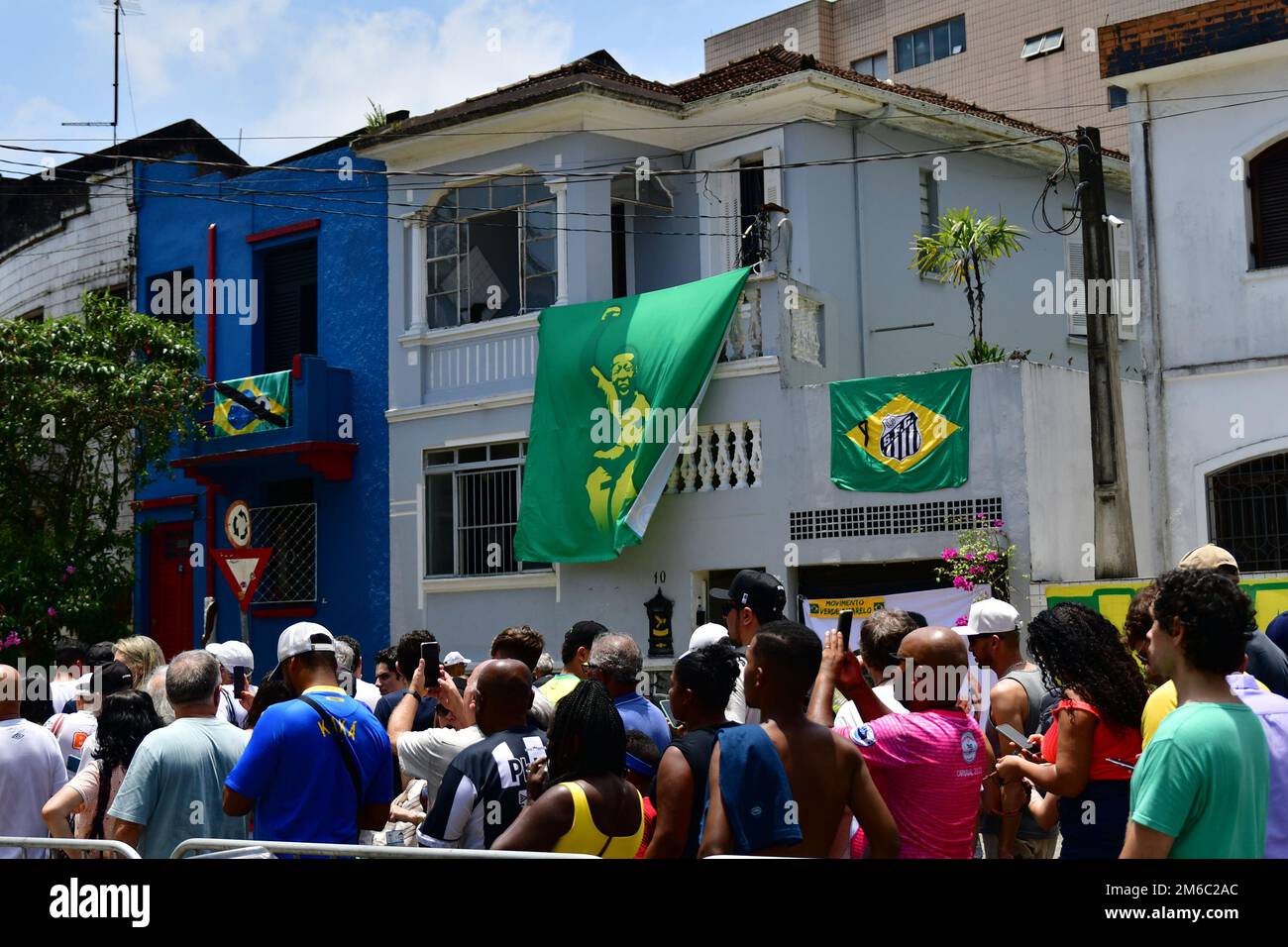 SANTOS, SP - GENNAIO 2: Una bandiera di Pele è visto mentre i tifosi in coda aspettano di pagare i loro rispetti al tardo calcio leggenda Pelé durante il suo funerale allo Stadio Vila Belmiro il 2 gennaio 2023 a Santos, Brasile. La leggenda del calcio brasiliano è passata via dal cancro. (Foto di Leandro Bernardes/PxImages) Foto Stock