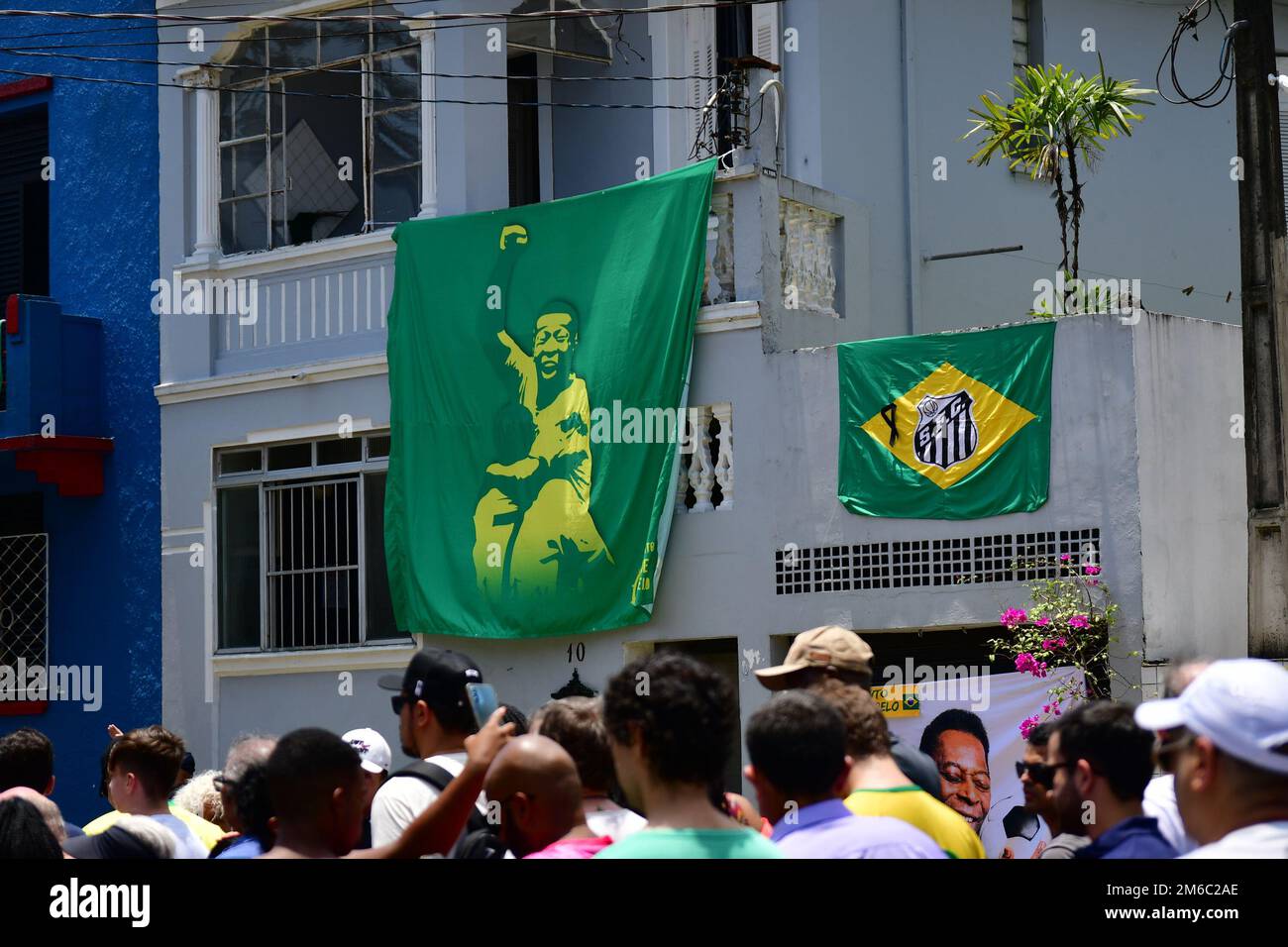 SANTOS, SP - GENNAIO 2: Una bandiera di Pele è visto mentre i tifosi in coda aspettano di pagare i loro rispetti al tardo calcio leggenda Pelé durante il suo funerale allo Stadio Vila Belmiro il 2 gennaio 2023 a Santos, Brasile. La leggenda del calcio brasiliano è passata via dal cancro. (Foto di Leandro Bernardes/PxImages) Foto Stock