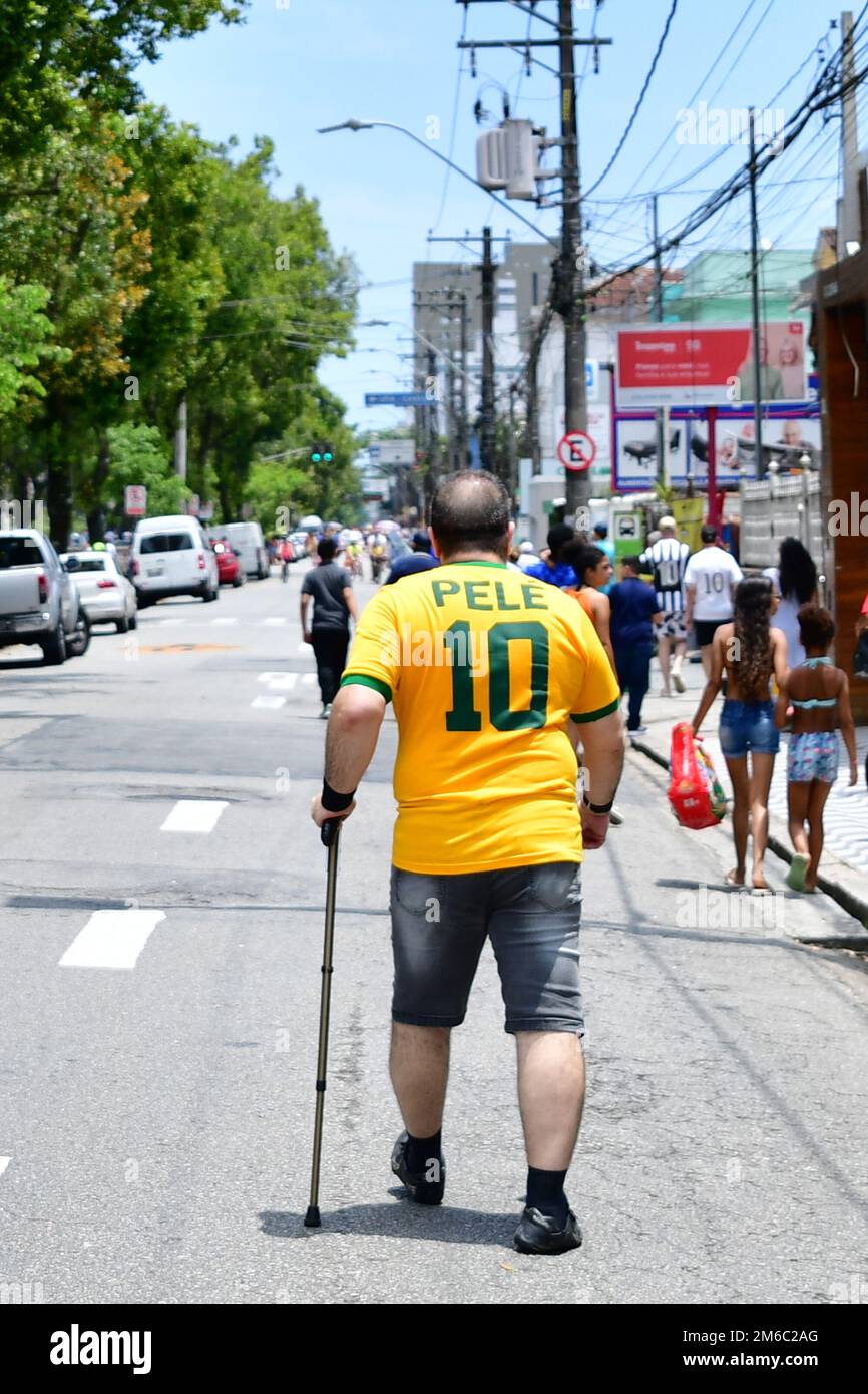 SANTOS, SP - GENNAIO 3: Un ventilatore disabile che indossa una maglia di Pelé cammina per le strade per assistere ai funerali della leggenda del calcio Pelé allo Stadio Vila Belmiro il 3 Gennaio 2023, a Santos, Brasile. La leggenda del calcio brasiliano è passata via dal cancro. (Foto di Leandro Bernardes/PxImages) Foto Stock