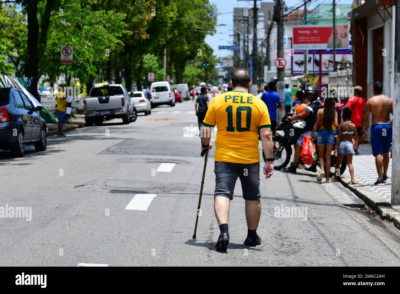 SANTOS, SP - GENNAIO 3: Un ventilatore disabile che indossa una maglia di Pelé cammina per le strade per assistere ai funerali della leggenda del calcio Pelé allo Stadio Vila Belmiro il 3 Gennaio 2023, a Santos, Brasile. La leggenda del calcio brasiliano è passata via dal cancro. (Foto di Leandro Bernardes/PxImages) Foto Stock