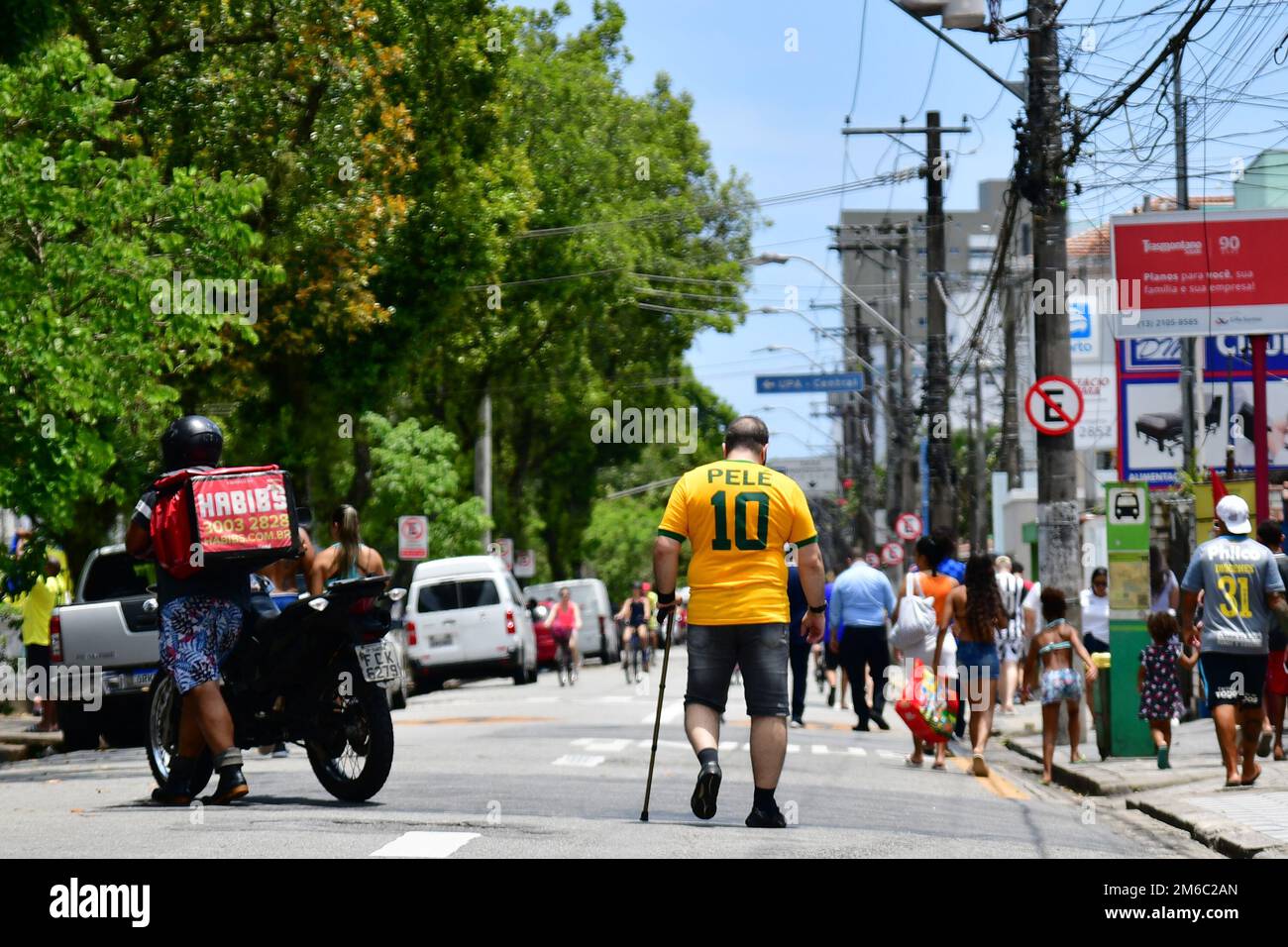SANTOS, SP - GENNAIO 3: Un ventilatore disabile che indossa una maglia di Pelé cammina per le strade per assistere ai funerali della leggenda del calcio Pelé allo Stadio Vila Belmiro il 3 Gennaio 2023, a Santos, Brasile. La leggenda del calcio brasiliano è passata via dal cancro. (Foto di Leandro Bernardes/PxImages) Foto Stock