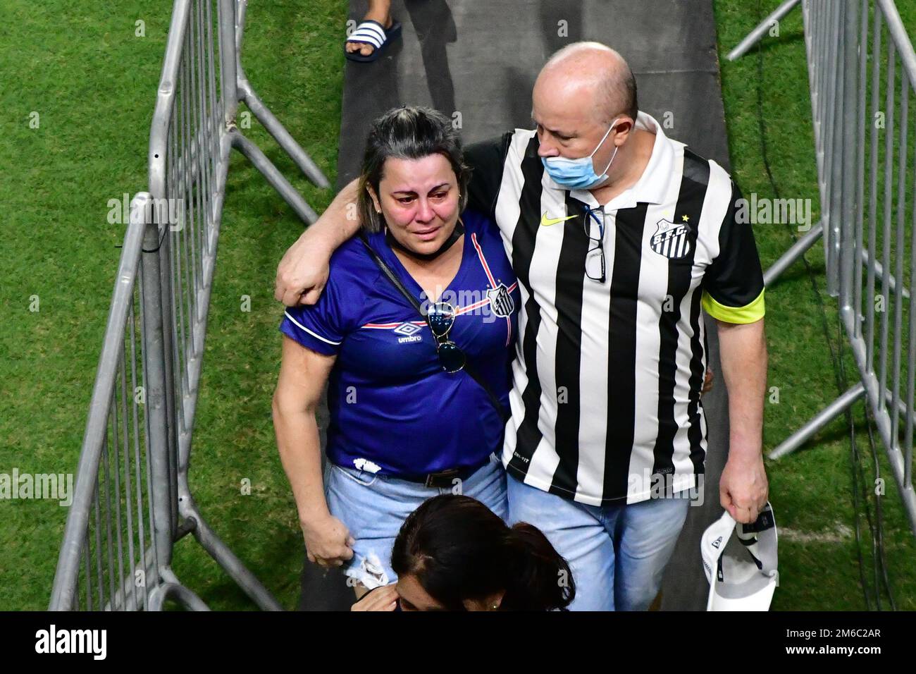 SANTOS, SP - GENNAIO 2: Il tifoso grida durante il funerale Pelé, leggenda del calcio, allo Stadio Vila Belmiro il 2 Gennaio 2023 a Santos, Brasile. La leggenda del calcio brasiliano è passata via dal cancro. (Foto di Leandro Bernardes/PxImages) Foto Stock