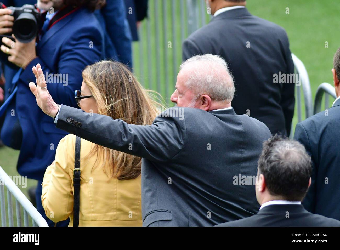 SANTOS, SP - GENNAIO 3: Il presidente brasiliano Luiz Inacio Lula da Silva, e sua moglie Rosangela 'Janja' da Silva, rendono omaggio alla leggenda del calcio Pelé durante i suoi funerali allo stadio Vila Belmiro il 3 Gennaio 2023 a Santos, Brasile. La leggenda del calcio brasiliano è passata via dal cancro. (Foto di Leandro Bernardes/PxImages) Foto Stock