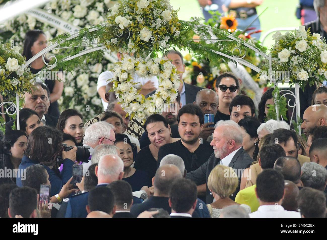 SANTOS, SP - GENNAIO 3: Il presidente brasiliano Luiz Inacio Lula da Silva rende omaggio alla leggenda del calcio Pelé durante i suoi funerali allo stadio Vila Belmiro il 3 Gennaio 2023 a Santos, Brasile. La leggenda del calcio brasiliano è passata via dal cancro. (Foto di Leandro Bernardes/PxImages) Foto Stock