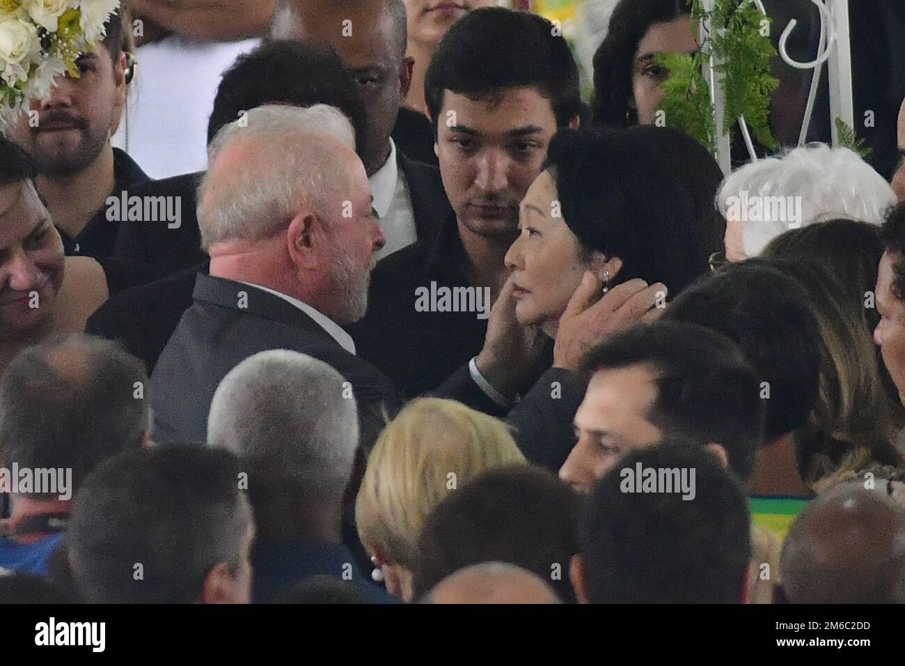 SANTOS, SP - 3 GENNAIO: Il presidente brasiliano Luiz Inacio “Lula” da Silva (L) saluta la moglie della leggenda del calcio brasiliano Pele, marcia Aoki (R) durante i funerali Pelé allo stadio Vila Belmiro il 3 gennaio 2023 a Santos, Brasile. La leggenda del calcio brasiliano è passata via dal cancro. (Foto di Leandro Bernardes/PxImages) Foto Stock