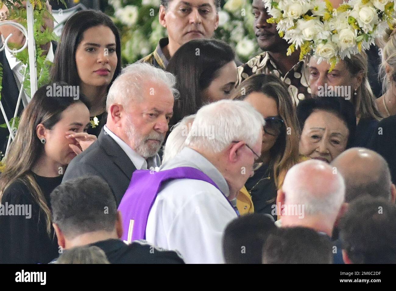 SANTOS, SP - GENNAIO 3: Il presidente brasiliano Luiz Inacio Lula da Silva rende omaggio alla leggenda del calcio Pelé durante i suoi funerali allo stadio Vila Belmiro il 3 Gennaio 2023 a Santos, Brasile. La leggenda del calcio brasiliano è passata via dal cancro. (Foto di Leandro Bernardes/PxImages) Foto Stock
