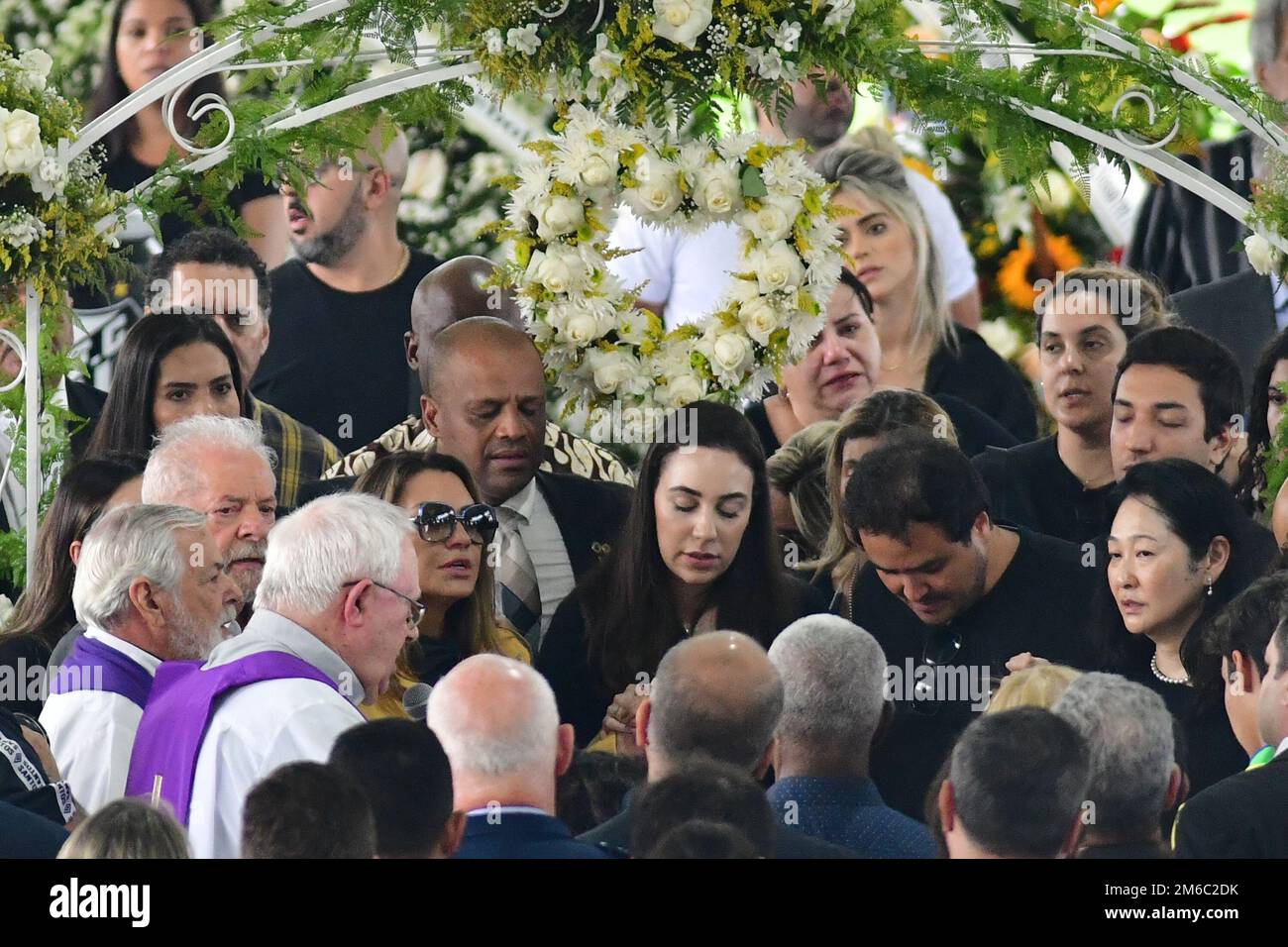 SANTOS, SP - GENNAIO 3: Il presidente brasiliano Luiz Inacio Lula da Silva, e sua moglie Rosangela 'Janja' da Silva, rendono omaggio alla leggenda del calcio Pelé durante i suoi funerali allo stadio Vila Belmiro il 3 Gennaio 2023 a Santos, Brasile. La leggenda del calcio brasiliano è passata via dal cancro. (Foto di Leandro Bernardes/PxImages) Foto Stock