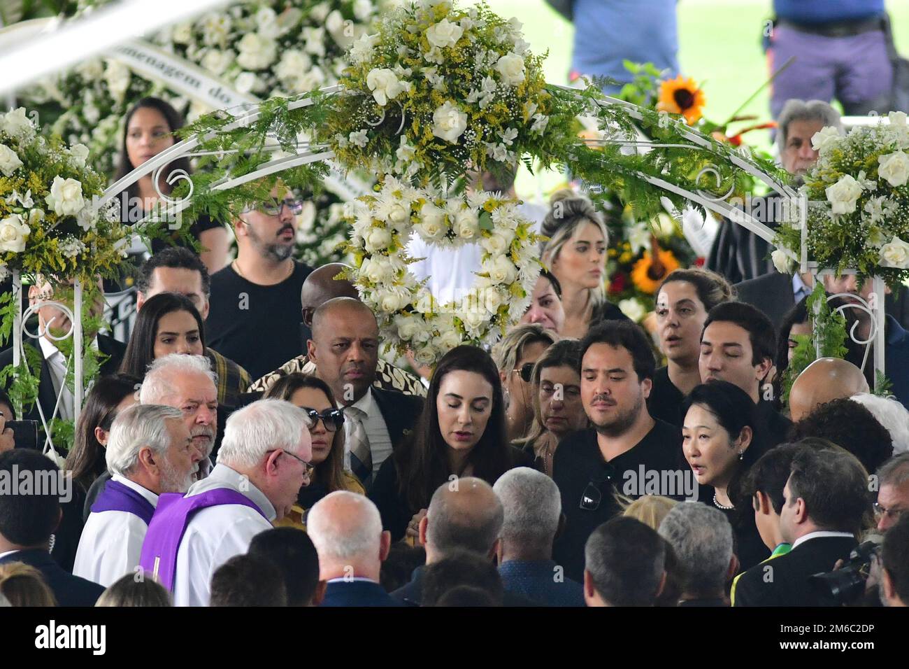 SANTOS, SP - GENNAIO 3: Il presidente brasiliano Luiz Inacio Lula da Silva, e sua moglie Rosangela 'Janja' da Silva, rendono omaggio alla leggenda del calcio Pelé durante i suoi funerali allo stadio Vila Belmiro il 3 Gennaio 2023 a Santos, Brasile. La leggenda del calcio brasiliano è passata via dal cancro. (Foto di Leandro Bernardes/PxImages) Foto Stock