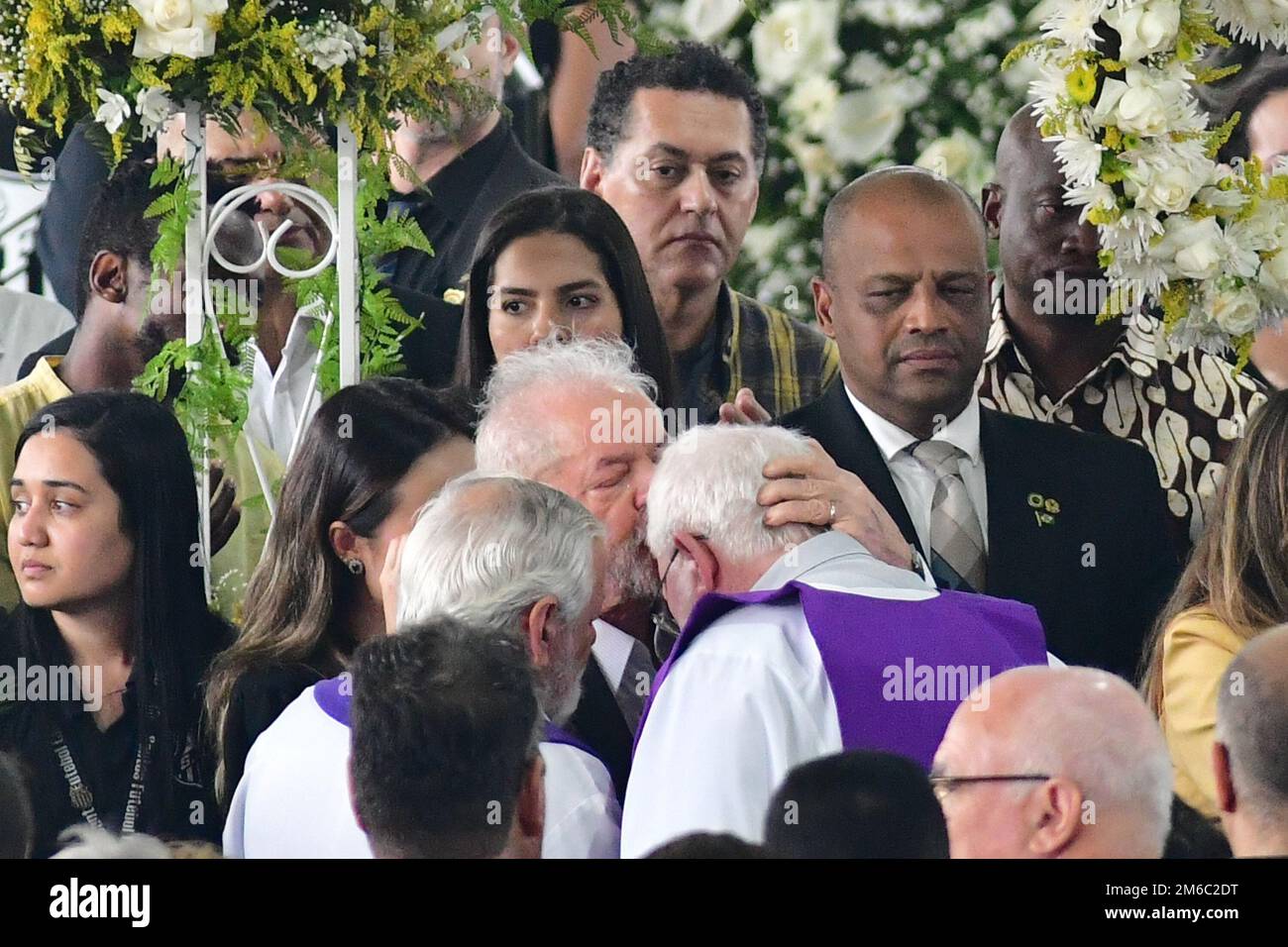 SANTOS, SP - GENNAIO 3: Il presidente brasiliano Luiz Inacio Lula da Silva bacia il sacerdote sulla fronte dopo le preghiere durante il funerale della leggenda del calcio Pelé allo stadio Vila Belmiro il 3 Gennaio 2023, a Santos, Brasile. La leggenda del calcio brasiliano è passata via dal cancro. (Foto di Leandro Bernardes/PxImages) Foto Stock