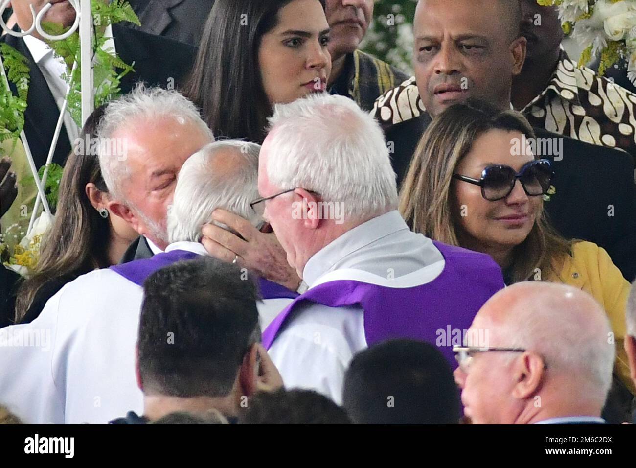SANTOS, SP - GENNAIO 3: Il presidente brasiliano Luiz Inacio Lula da Silva bacia il sacerdote sulla fronte dopo le preghiere durante il funerale della leggenda del calcio Pelé allo stadio Vila Belmiro il 3 Gennaio 2023, a Santos, Brasile. La leggenda del calcio brasiliano è passata via dal cancro. (Foto di Leandro Bernardes/PxImages) Foto Stock