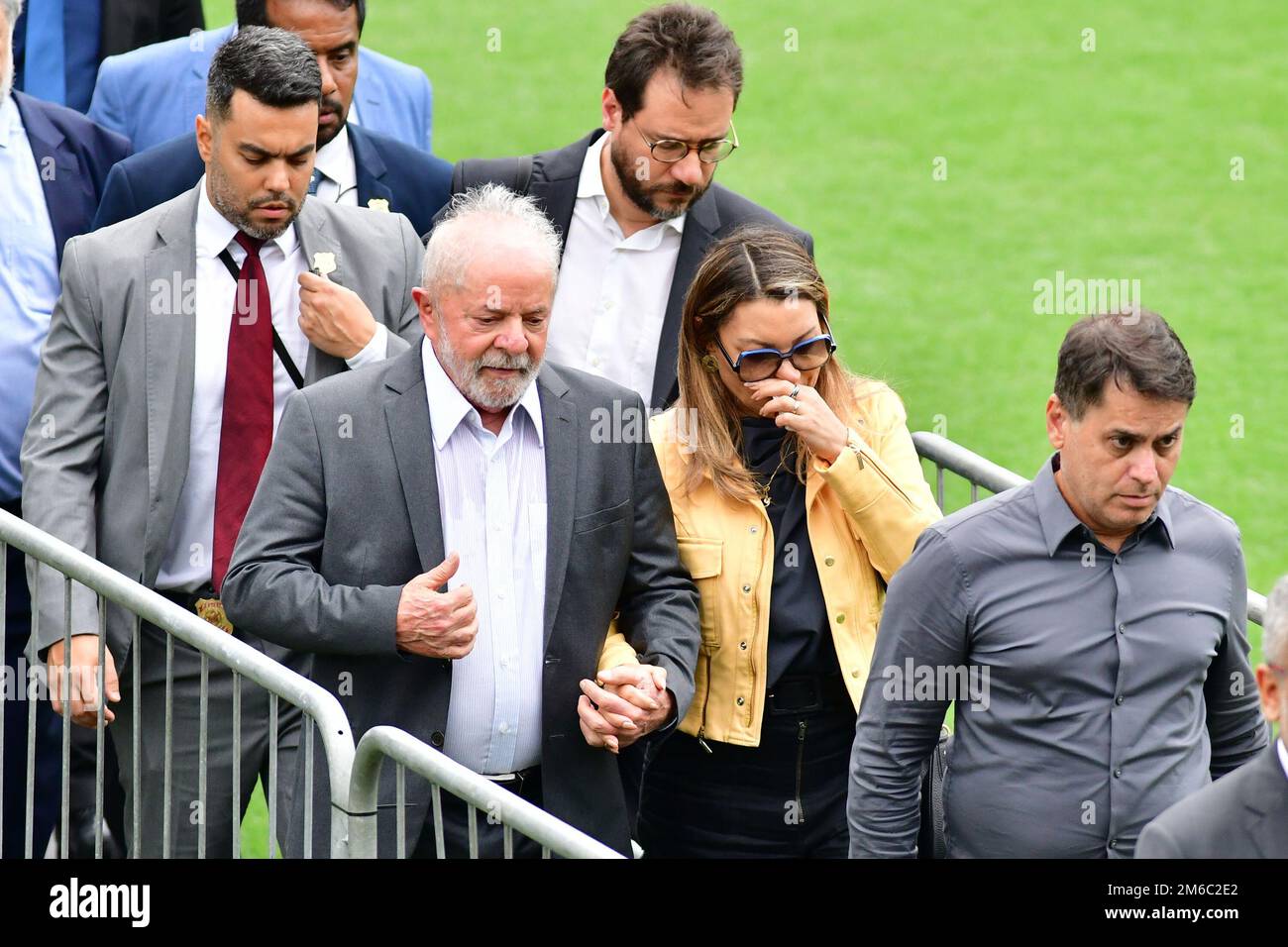 SANTOS, SP - GENNAIO 3: Il presidente brasiliano Luiz Inacio Lula da Silva (L), e sua moglie Rosangela 'Janja' da Silva (R) rendono omaggio alla leggenda del calcio Pelé durante i suoi funerali allo stadio Vila Belmiro il 3 Gennaio 2023 a Santos, Brasile. La leggenda del calcio brasiliano è passata via dal cancro. (Foto di Leandro Bernardes/PxImages) Foto Stock