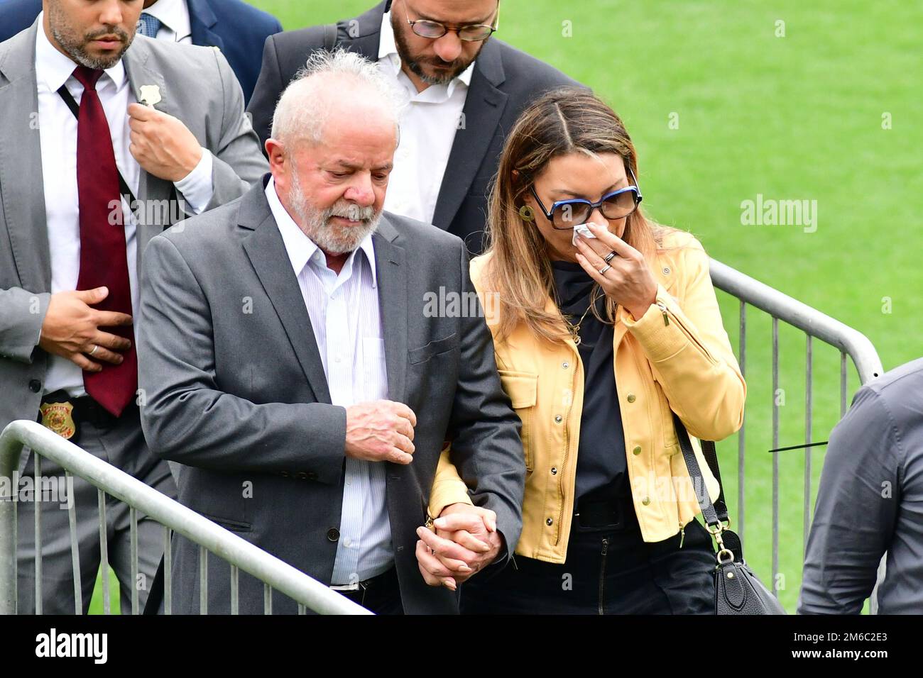 SANTOS, SP - GENNAIO 3: Il presidente brasiliano Luiz Inacio Lula da Silva (L), e sua moglie Rosangela 'Janja' da Silva (R) rendono omaggio alla leggenda del calcio Pelé durante i suoi funerali allo stadio Vila Belmiro il 3 Gennaio 2023 a Santos, Brasile. La leggenda del calcio brasiliano è passata via dal cancro. (Foto di Leandro Bernardes/PxImages) Foto Stock