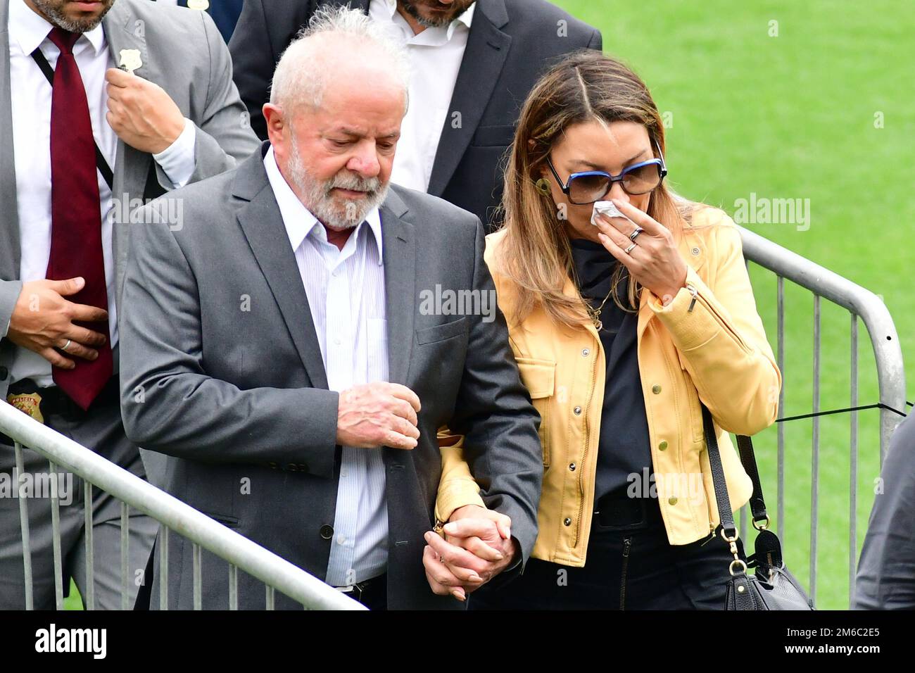 SANTOS, SP - GENNAIO 3: Il presidente brasiliano Luiz Inacio Lula da Silva (L), e sua moglie Rosangela 'Janja' da Silva (R) rendono omaggio alla leggenda del calcio Pelé durante i suoi funerali allo stadio Vila Belmiro il 3 Gennaio 2023 a Santos, Brasile. La leggenda del calcio brasiliano è passata via dal cancro. (Foto di Leandro Bernardes/PxImages) Foto Stock