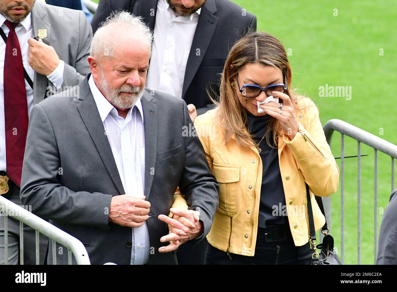 SANTOS, SP - GENNAIO 3: Il presidente brasiliano Luiz Inacio Lula da Silva (L), e sua moglie Rosangela 'Janja' da Silva (R) rendono omaggio alla leggenda del calcio Pelé durante i suoi funerali allo stadio Vila Belmiro il 3 Gennaio 2023 a Santos, Brasile. La leggenda del calcio brasiliano è passata via dal cancro. (Foto di Leandro Bernardes/PxImages) Foto Stock