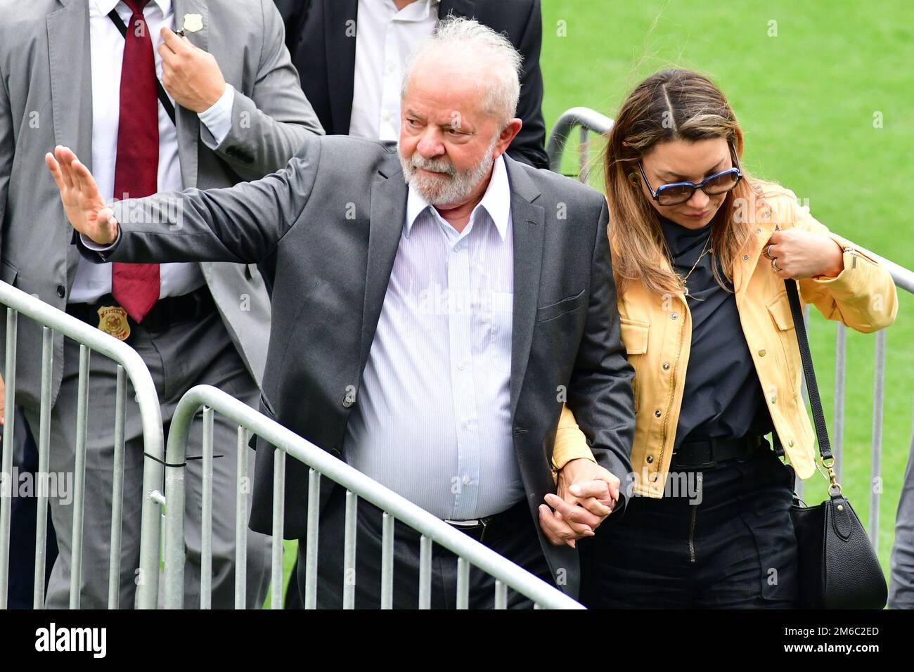 SANTOS, SP - GENNAIO 3: Il presidente brasiliano Luiz Inacio Lula da Silva (L), e sua moglie Rosangela 'Janja' da Silva (R) rendono omaggio alla leggenda del calcio Pelé durante i suoi funerali allo stadio Vila Belmiro il 3 Gennaio 2023 a Santos, Brasile. La leggenda del calcio brasiliano è passata via dal cancro. (Foto di Leandro Bernardes/PxImages) Foto Stock