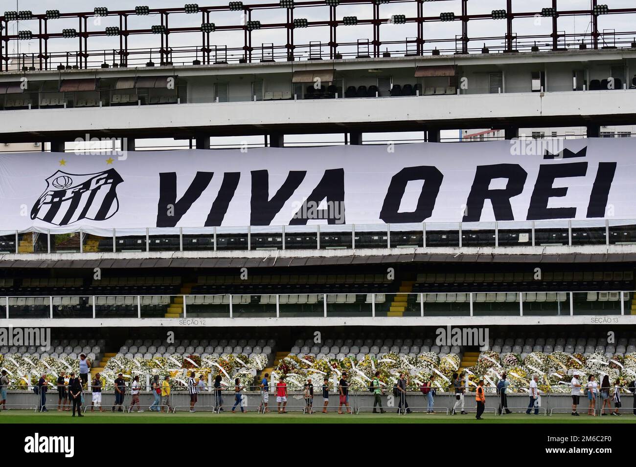 SANTOS, SP - GENNAIO 3: I tifosi fanno la coda per rendere omaggio al compianto mito del calcio Pelé durante i suoi funerali allo Stadio Vila Belmiro il 3 Gennaio 2023 a Santos, Brasile. La leggenda del calcio brasiliano è passata via dal cancro. (Foto di Leandro Bernardes/PxImages) Foto Stock