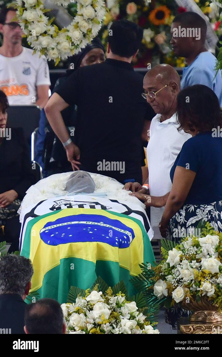 SANTOS, SP - GENNAIO 3: (NOTA EDITORIALE: L'immagine raffigura la morte) Una vista della bara della leggenda del calcio brasiliano Pele allo Stadio Vila Belmiro il 3 Gennaio 2023 a Santos, Brasile. La leggenda del calcio brasiliano è passata via dal cancro. (Foto di Leandro Bernardes/PxImages) Foto Stock