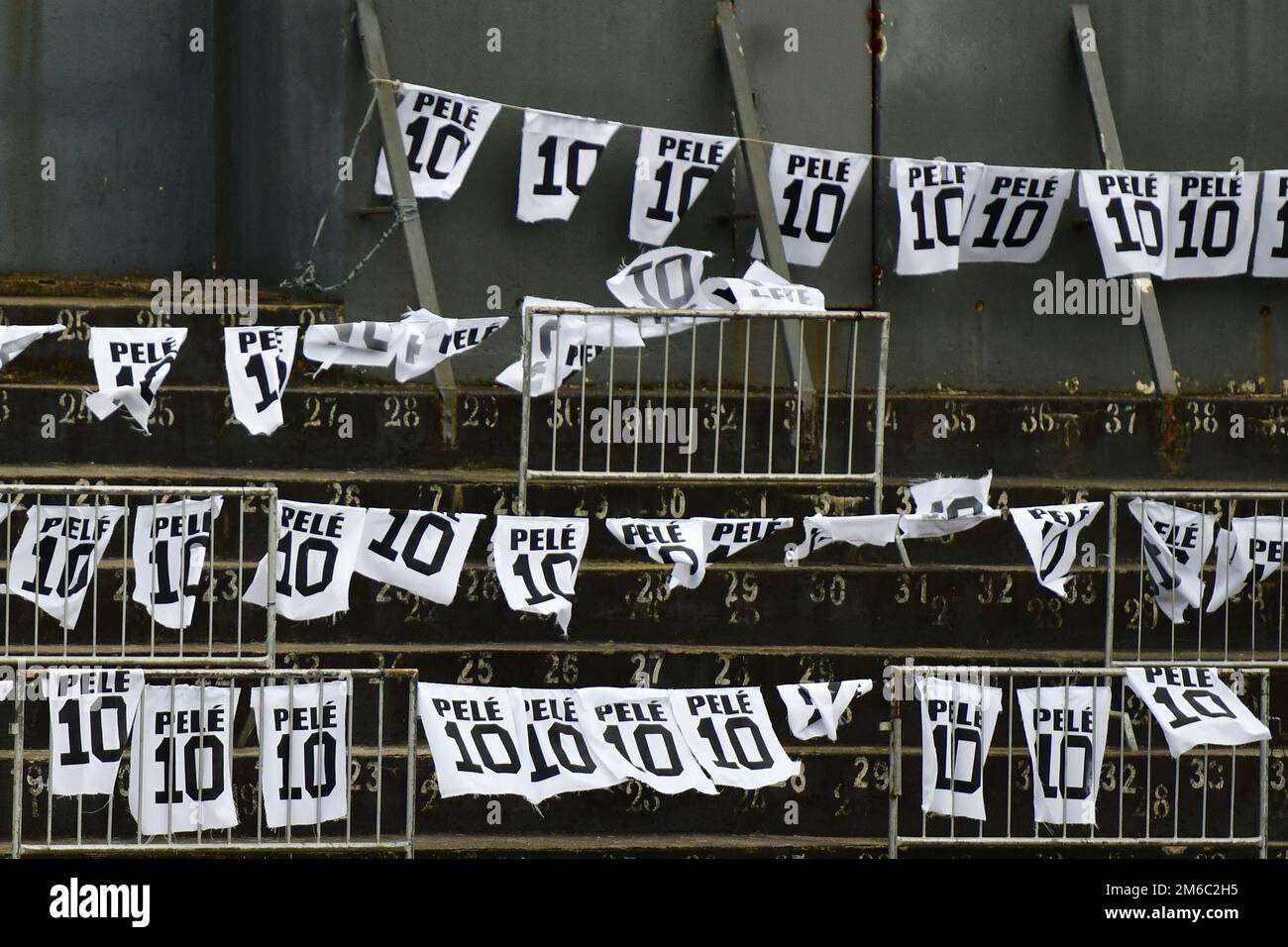 SANTOS, SP - GENNAIO 3: I banner sono esposti nello stadio Vila Belmiro durante i funerali di Pelé il 3 Gennaio 2023 a Santos, Brasile. La leggenda del calcio brasiliano è passata via dal cancro. (Foto di Leandro Bernardes/PxImages) Foto Stock